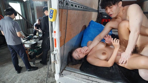 Chồng mãi mê làm việc, vợ bị đồng nghiệp đụ cạnh bên mà không hay biết